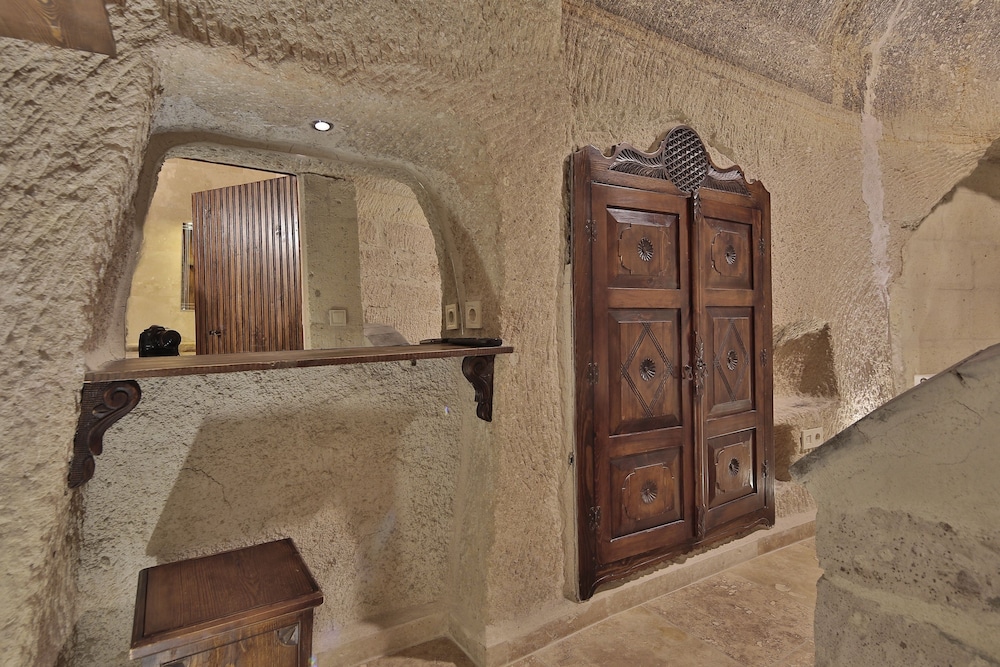 Shoestring Cave House