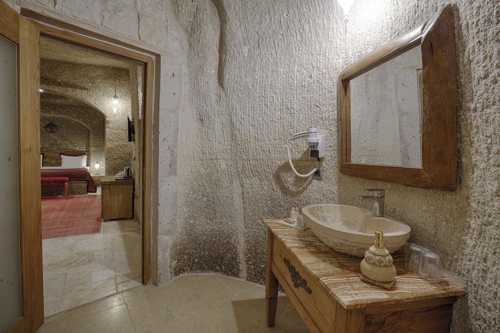Hera Cave Suites