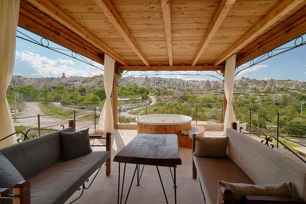 Hera Cave Suites
