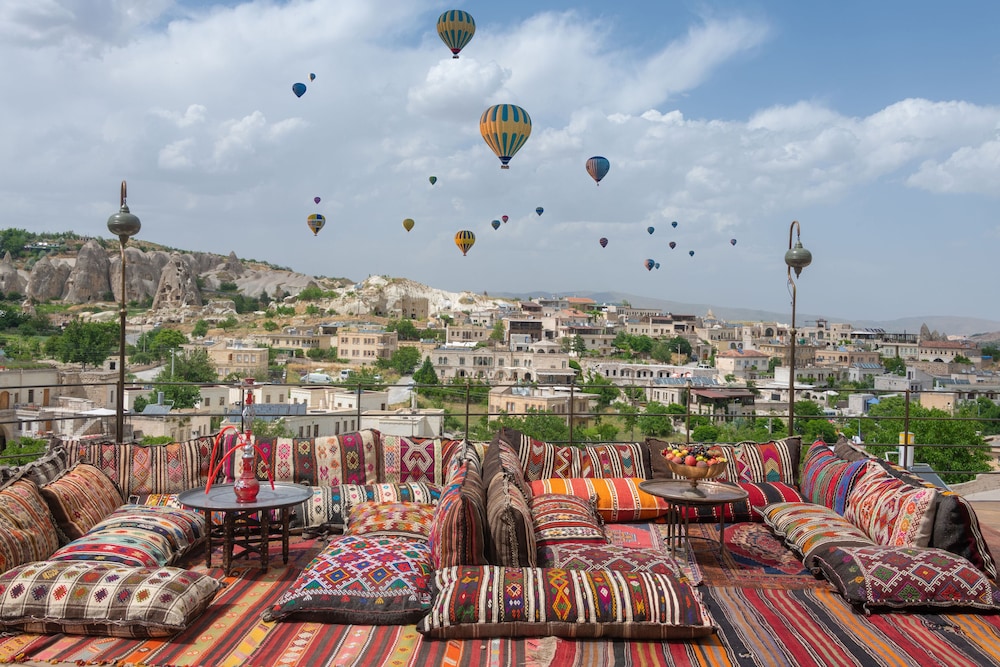 Hera Cave Suites