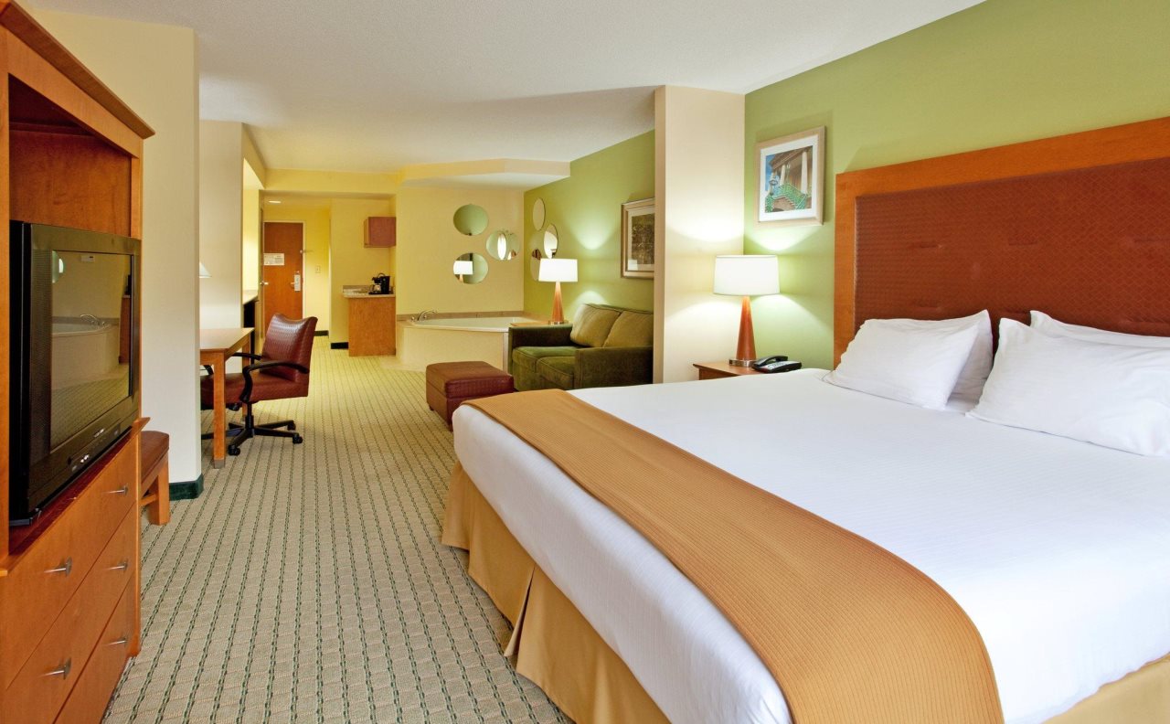 Holiday Inn Express & Suites Charleston-North
