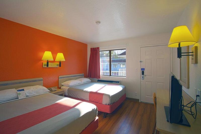 Motel 6 Charleston North