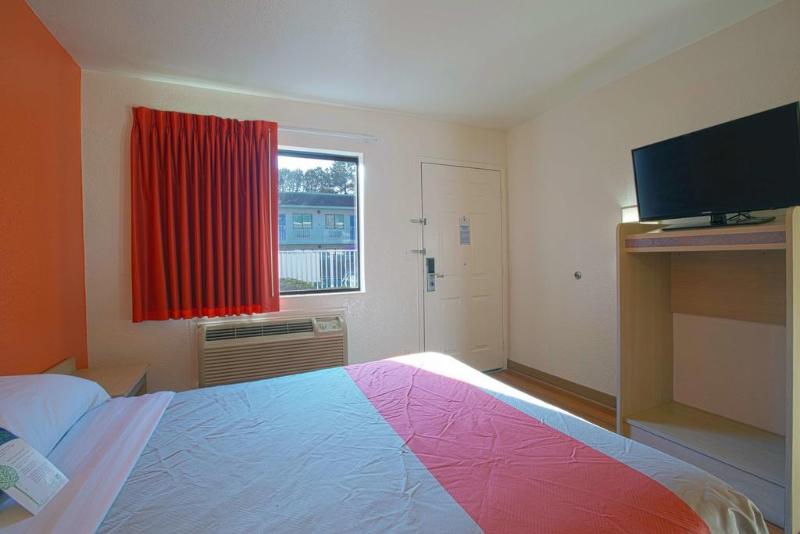 Motel 6 Charleston North