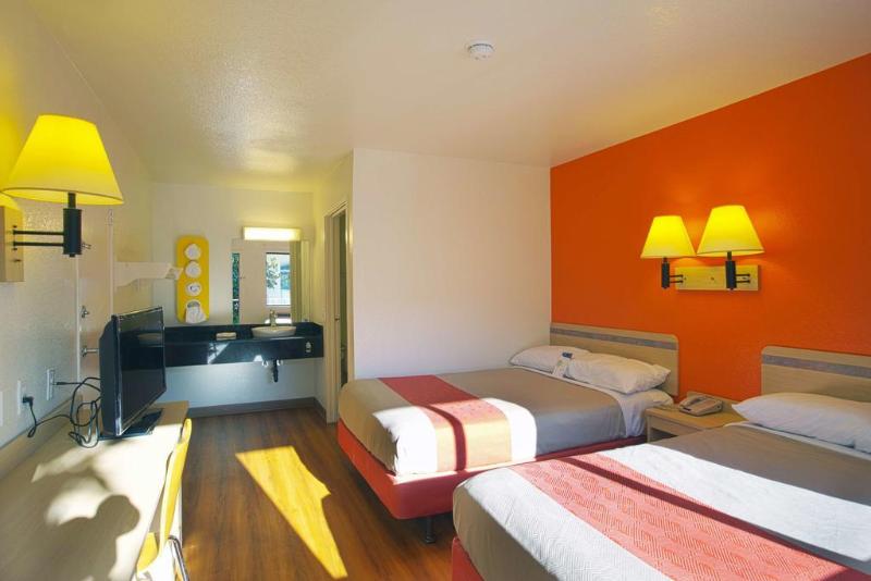 Motel 6 Charleston North