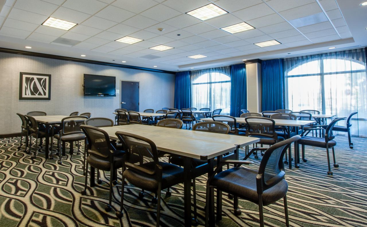 Holiday Inn Express Hotel & Suites Charleston Arpt-Conv Ctr Area