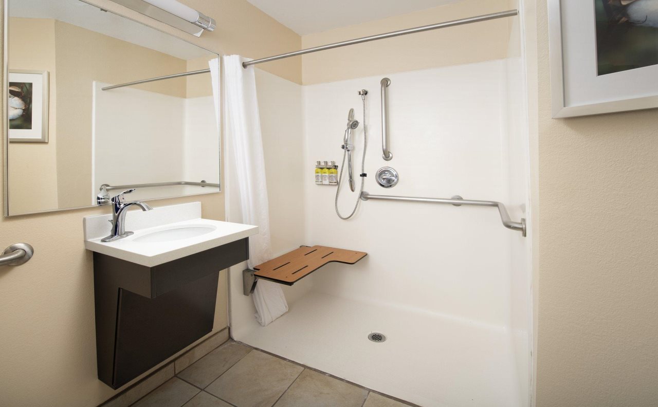 Candlewood Suites Charleston - Northwoods
