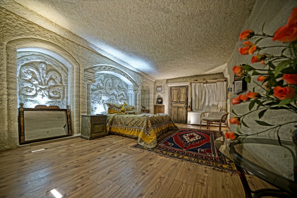 Kayatas Cave Suites Hotel