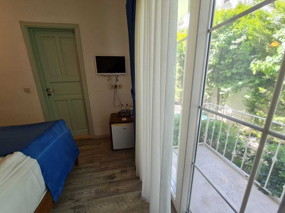 Rebetiko Hotel