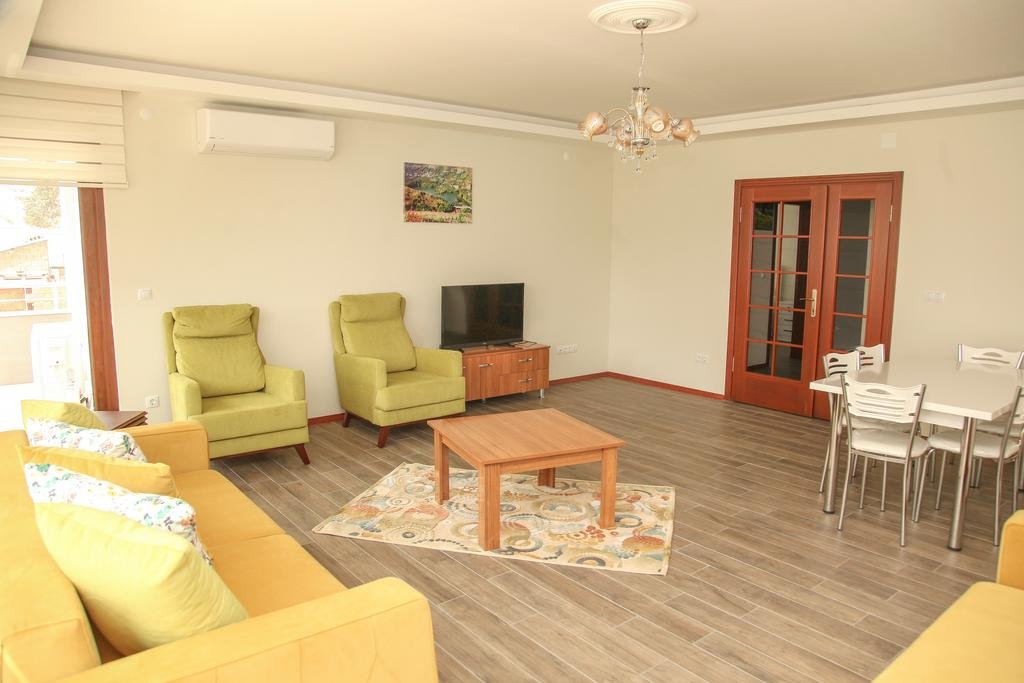 Royal Inn Seza Residence