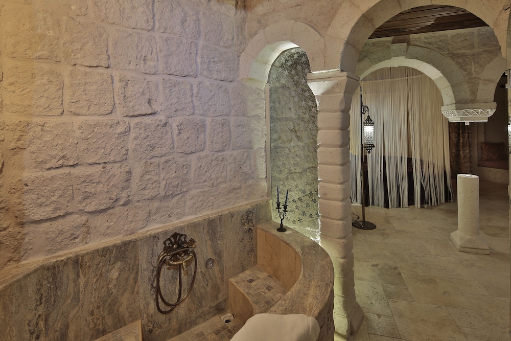 Romance Cave Suites